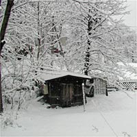 Der Garten tief verschneit Der Garten tief verschneit